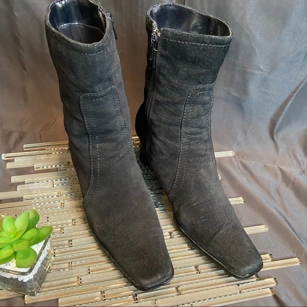 ❄️Cute  Black Suede Boots 💕 - Picture 4 of 15
